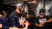 J.D Martínez celebró la clasificación a la siguiente ronda de playoffs después de vencer a los Yankees
